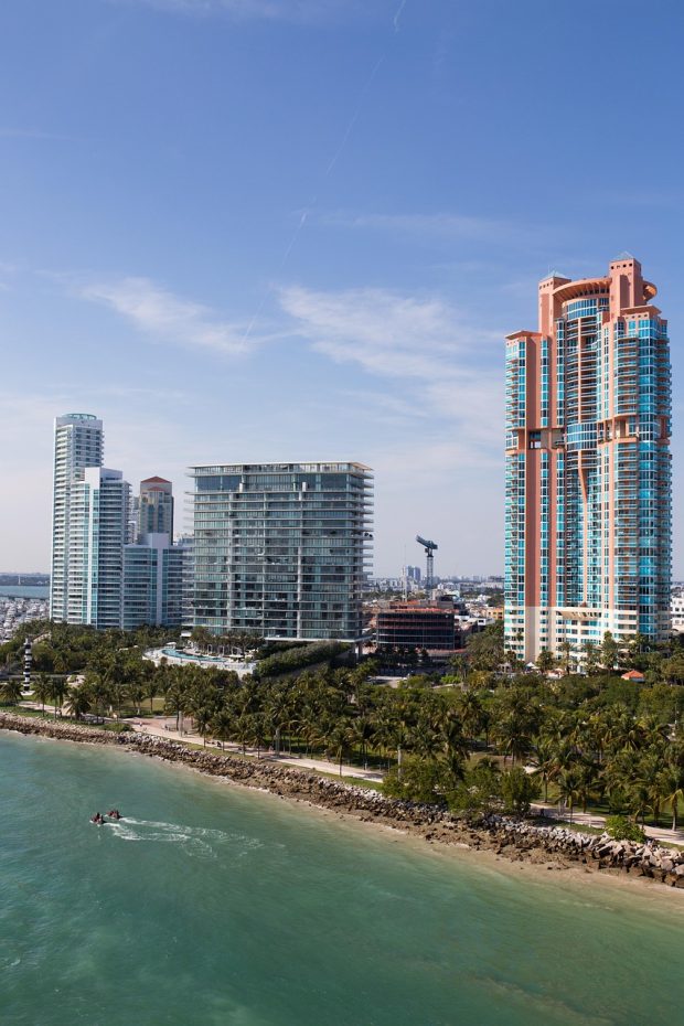 South Beach destaca por su arquitectura Art Déco, ambiente animado y cercanía a la playa