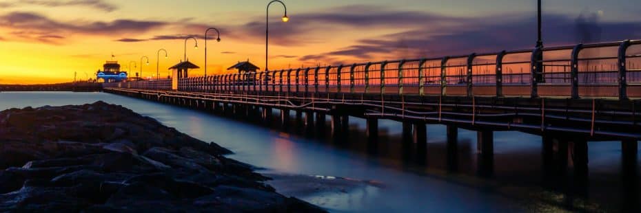 St Kilda es un barrio costero de Melbourne con un ambiente desenfadado que ofrece vistas al mar y acceso directo a la playa