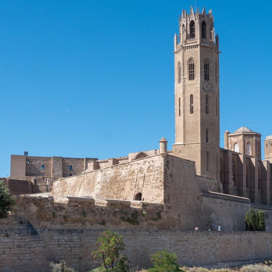 Alojarse en el Casco Antiguo es ideal si te interesa la historia, la arquitectura y el turismo a pie.