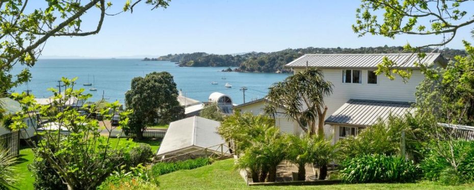 Gracias a su ubicación junto a la playa y sus conexiones de transporte, Oneroa es la mejor zona donde alojarse en Isla Waiheke