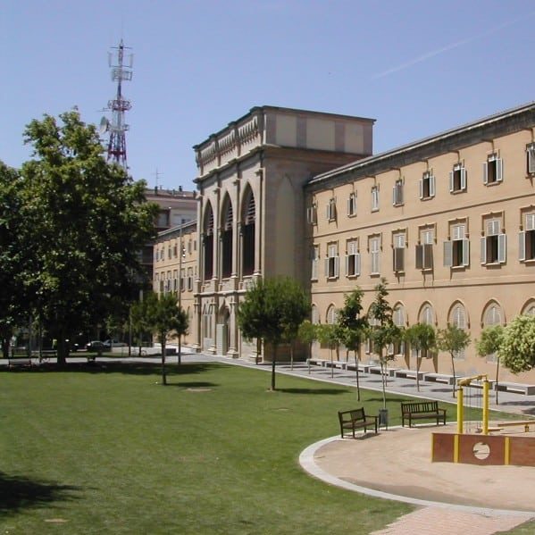 Gracias a su ubicación céntrica y ambiente estudiantil, la zona de Universitat–Zona Alta es ideal para viajeros jóvenes
