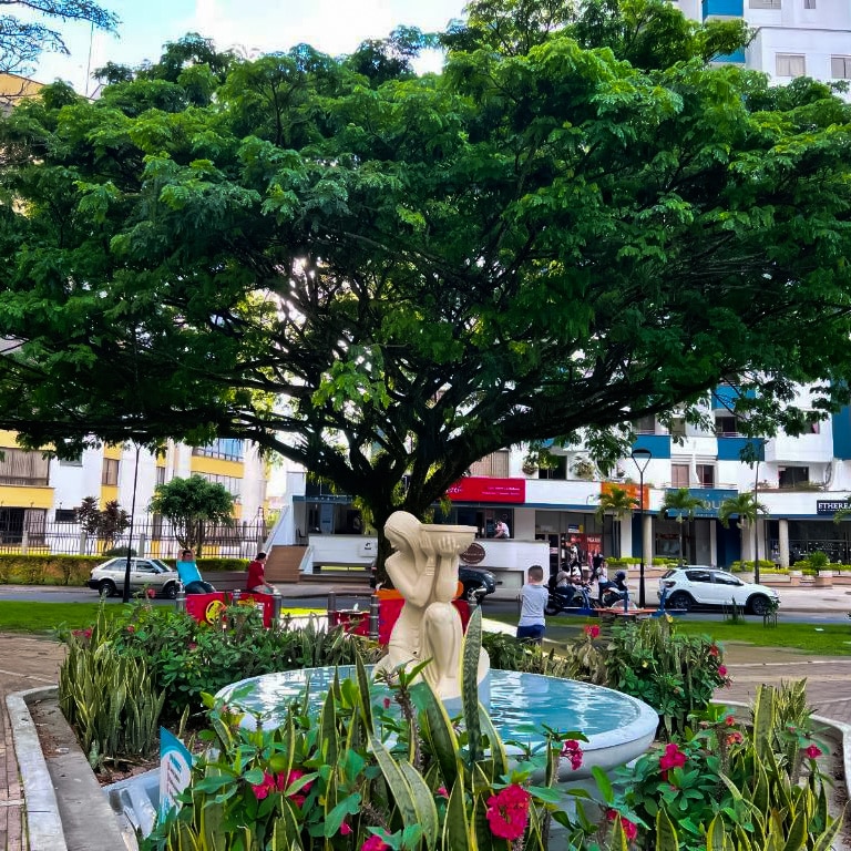 Con excelentes hoteles, la Zona Rosa de Pereira también ofrece numerosos cafés, restaurantes y centros comerciales