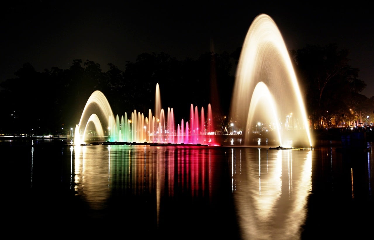 Le luci della fontana del Parco Ibirapuera riempiono Vila Mariana di colori e musica di notte.