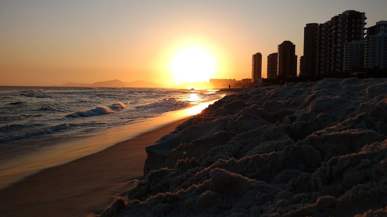 Barra da Tijuca offre spiagge lunghe e tranquille, perfette per chi cerca pace e ampi spazi. Ideale per famiglie e amanti degli sport acquatici.