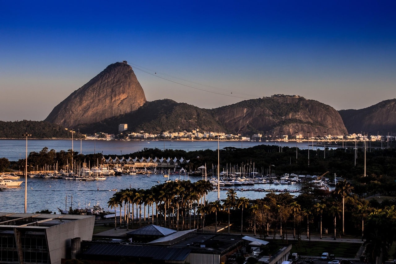 Botafogo offre una vista mozzafiato sul Pan di Zucchero, con caffè caratteristici e un'atmosfera culturale unica. Perfetto per chi ama la storia e i paesaggi suggestivi.