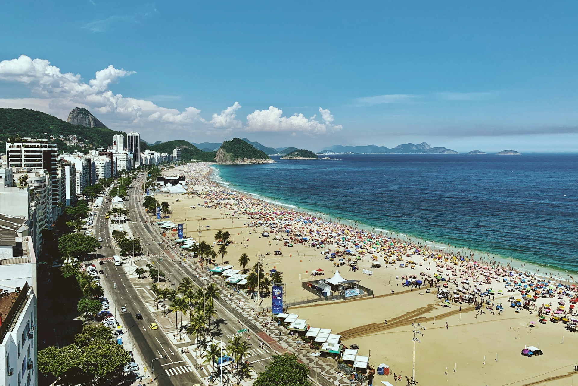 Copacabana è il cuore pulsante di Rio. Spiagge immense, vita notturna vibrante e gente accogliente rendono questo quartiere un paradiso per chi vuole vivere la Cidade Maravilhosa.
