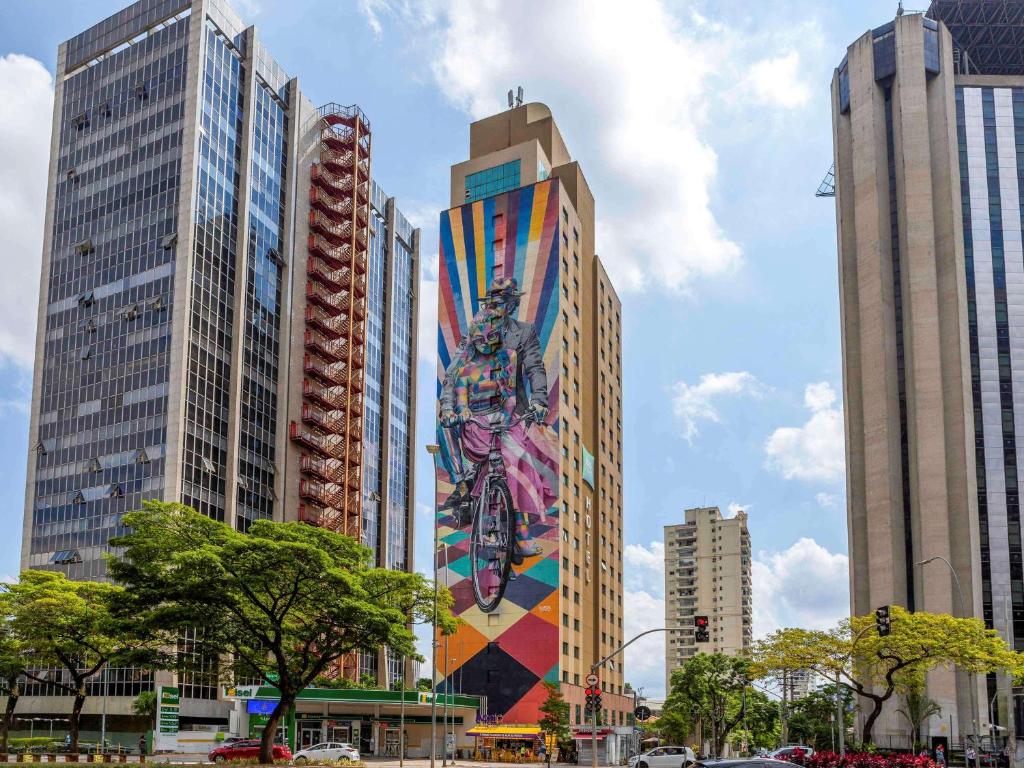 Pinheiros è noto per la sua atmosfera vivace, in particolare nella zona di Baixo Pinheiros.