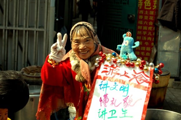 Shanghai - Señora saludando