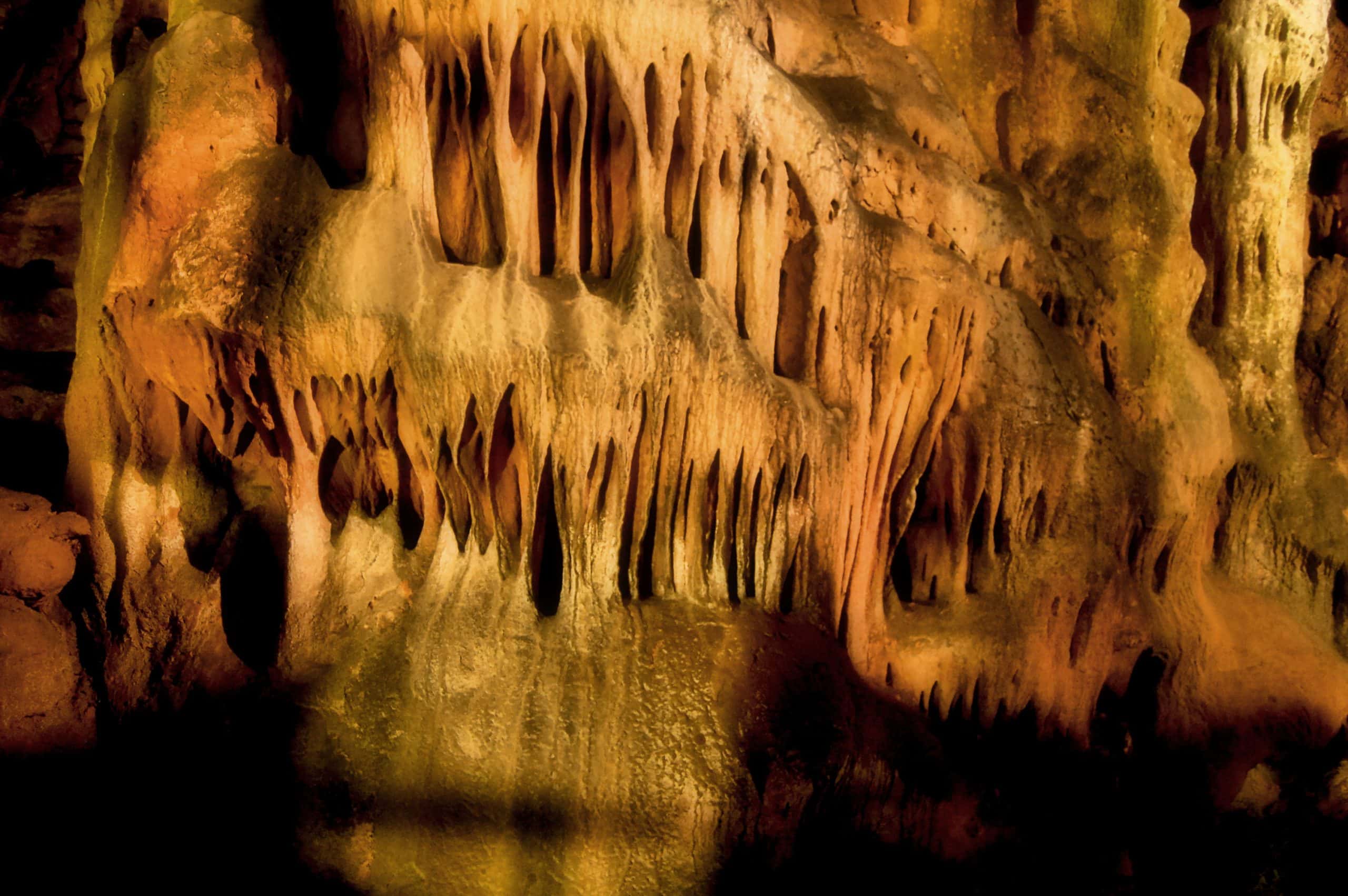 Cuevas del Salitre: Viaje a las entrañas de Montserrat