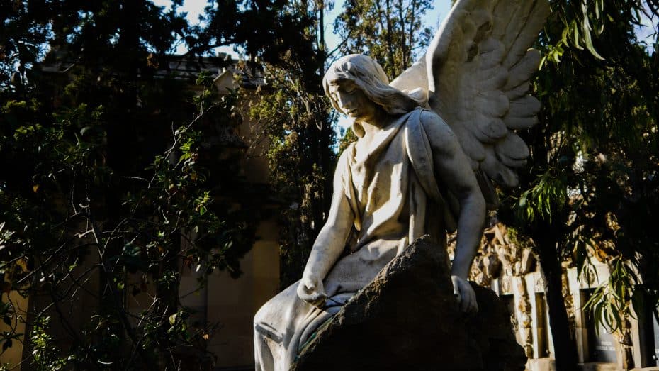 Escultura funeraria en el Cementerio de Montjuïc de Barcelona