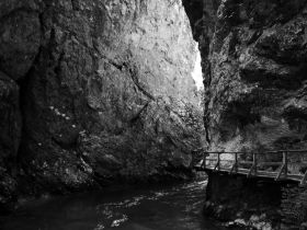 Garganta de Vintgar, Eslovenia - Fotografía de la garganta con la pasarela al lado derecho.