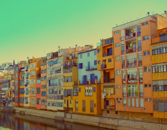 Casas de principios del siglo XX a orillas río Onyar Girona