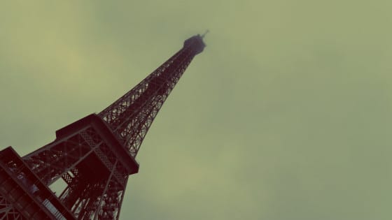 Torre Eiffel en la niebla-París