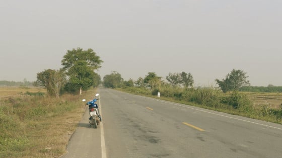 Mi moto, la carretera y yo entre los arrozales de Tailandia