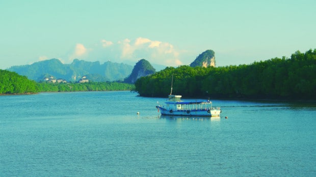 Río y montañas Khao Khanab Nam