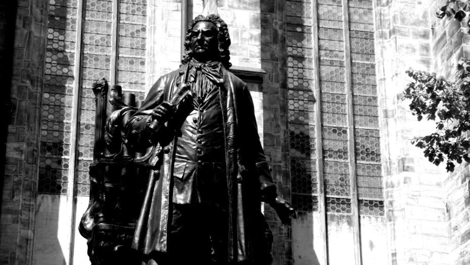 Estatua de Bach junto a la catedral