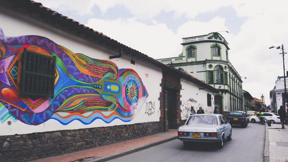 El barrio de la Candelaria es uno de los atractivos que ver en Bogotá, Colombia