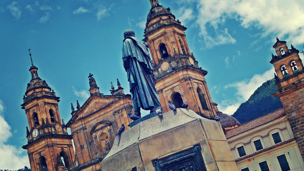 Estatua de Bolívar y Catedral de Bogotá