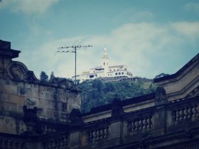 Vista del cerro y santuario de Monserrate desde el centro de Bogotá