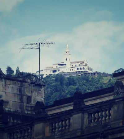 Vista del cerro y santuario de Monserrate desde el centro de Bogotá