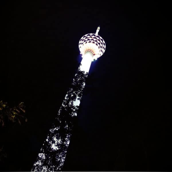 Torre Kuala Lumpur de noche