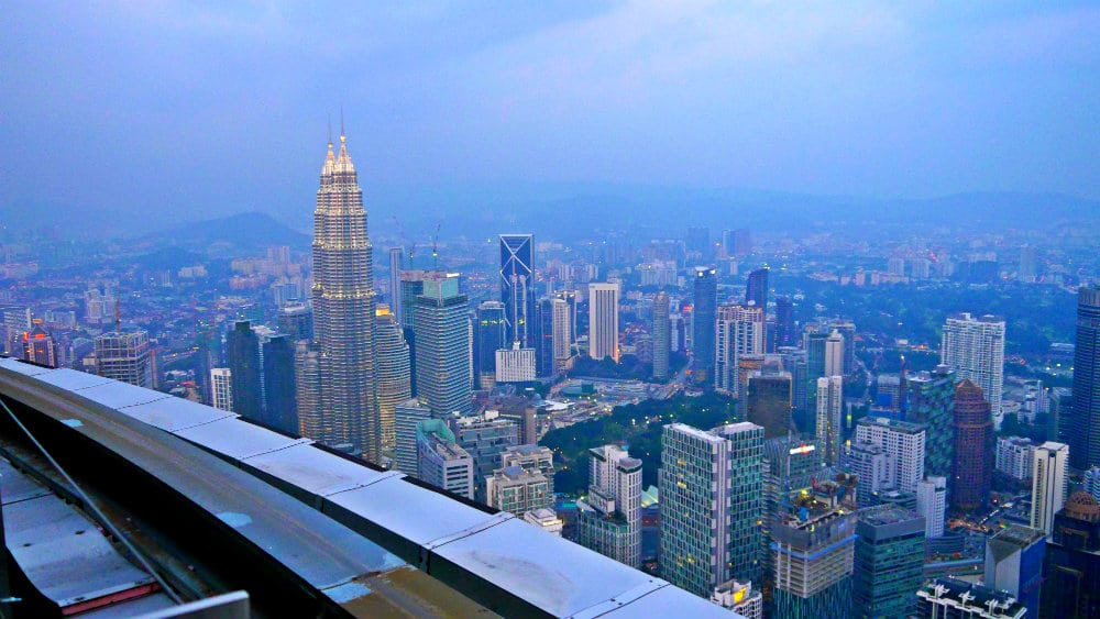 Vistas de las torres Petronas y Kuala Lumpur desde Menara Kuala Lumpur