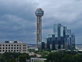 Reunion Tower de Dallas y el Hyatt Regency Hotel