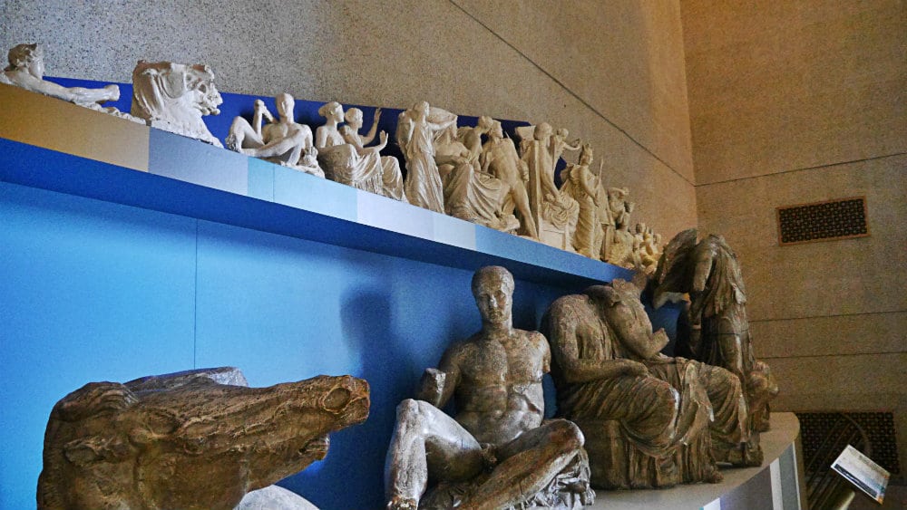 Réplica de las estatuas del tímpano del Partenón tal y como se muestran en el Pergamonmuseum de Berlín