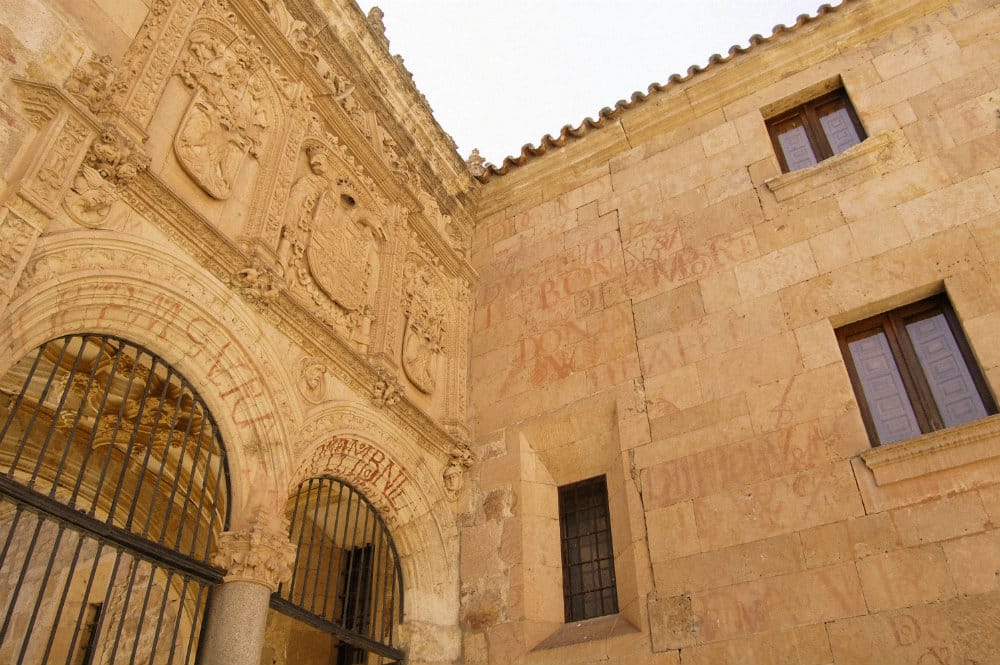 Qué ver en Salamanca - Universidad de Salamanca con vítores en sus muros