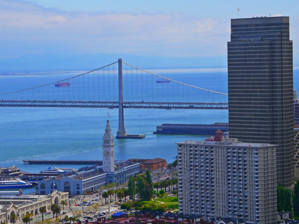 Bay Bridge y puerto de San Francisco desde la Coit Tower