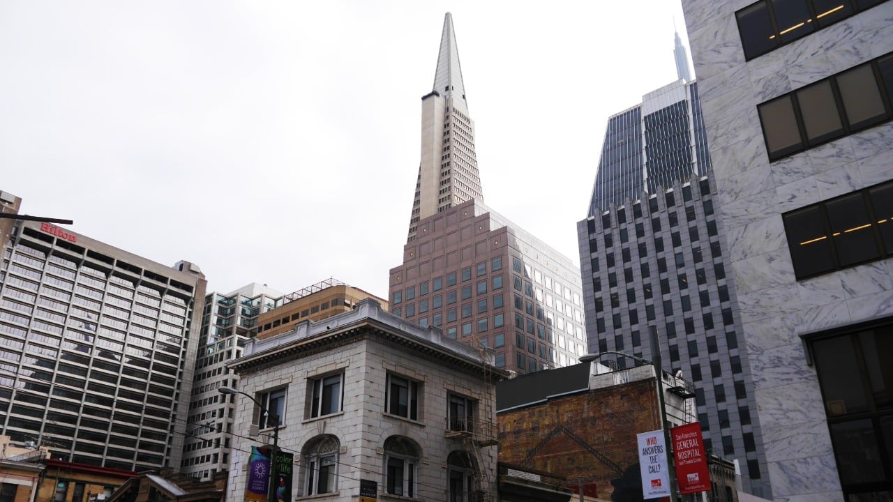 Chinatown de San Francisco con la Transamerica Pyramid en el fondo