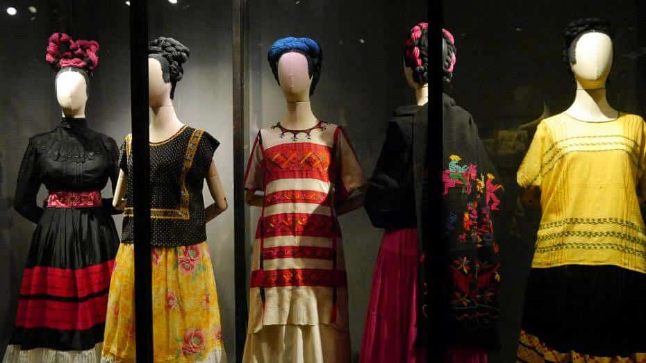 Vestidos de inspiración tradicional pertenecientes a Frida