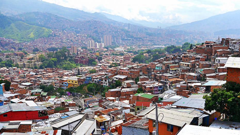 Fachadas de la Comuna 13 y vista de Medellín, Colombia
