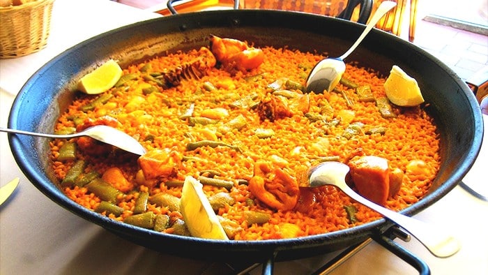 Paella Valenciana - 11 platos que no puedes dejar de probar en España