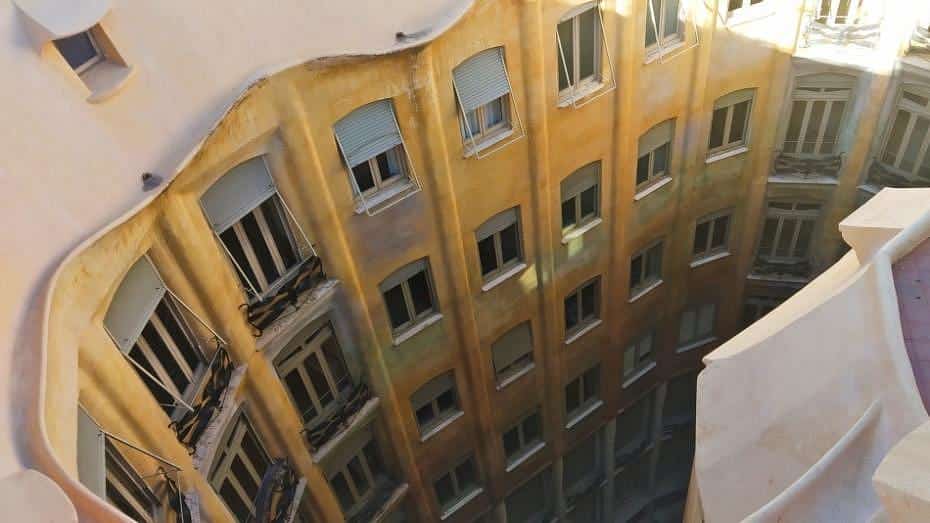 Vista de uno de los patios interiores de la Pedrera desde arriba