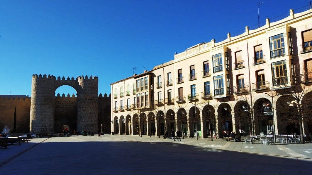 Atracciones de Ávila - Puerta del Alcázar y Plaza de Santa Teresa de Jesús