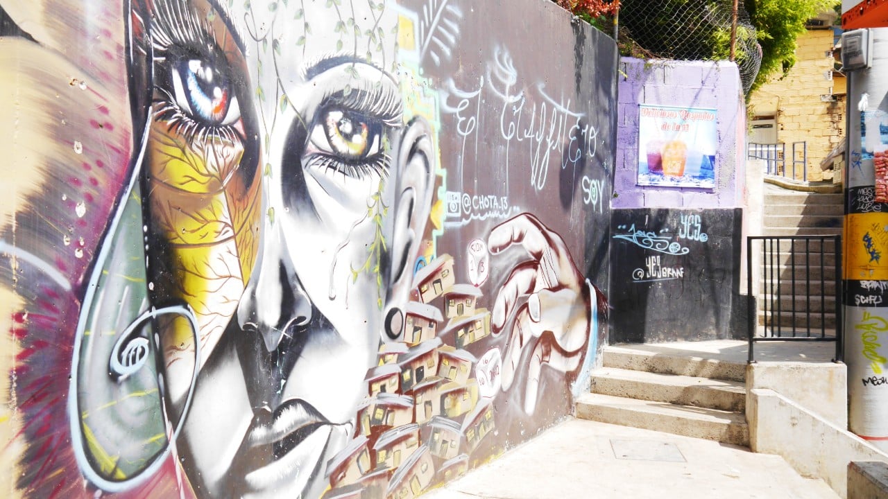 Tours de graffiti en la Comuna 13 - Planes que hacer en Medellín, Colombia