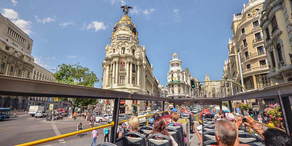 Bus turístico de Madrid recorriendo la Gran Vía
