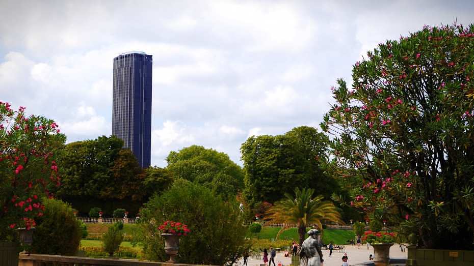 La torre Montparnasse vista desde los jardines de Luxemburgo