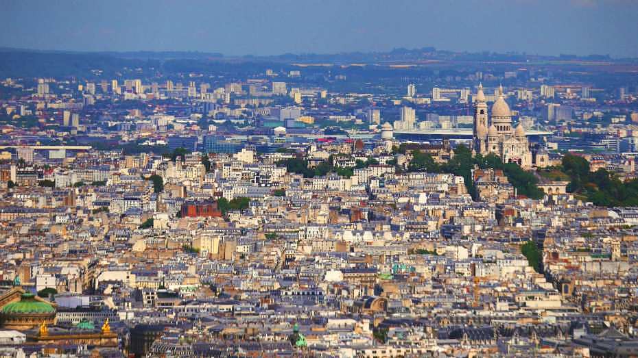 Vistas de París con la Basílica del Sacré Cœur al fondo a la derecha