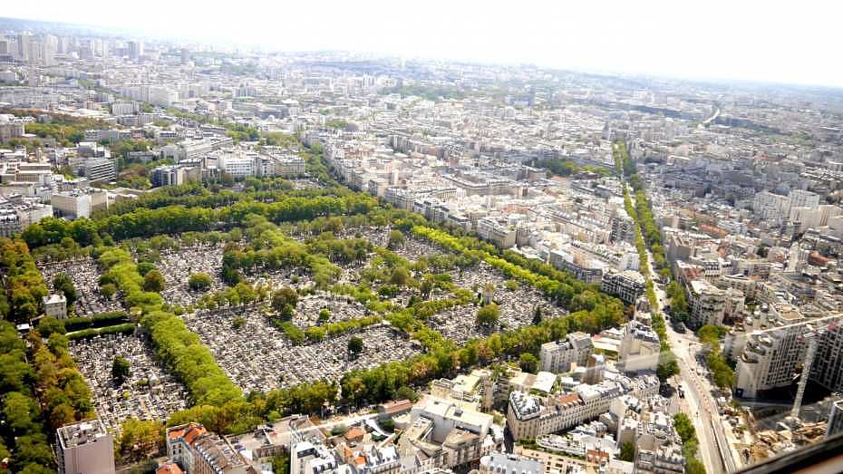 Vistas del Cementerio de Montparnasse desde el mirador acristalado de la torre Montparnasse