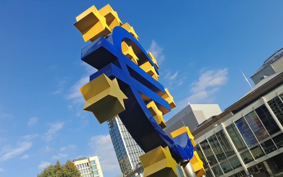 Escultura del euro frente a la sede del Banco Central Europeo