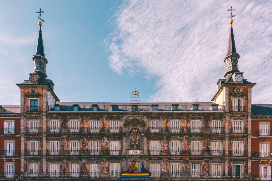 La Plaza Mayor se encuentra en el corazón del Madrid de los Austrias, el barrio más histórico de Madrid