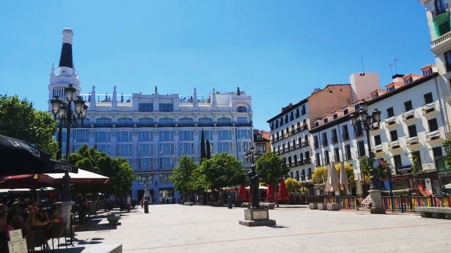 La Plaça de Santa Ana, al barri de Les Lletres, és considerada una de les més belles de Madrid