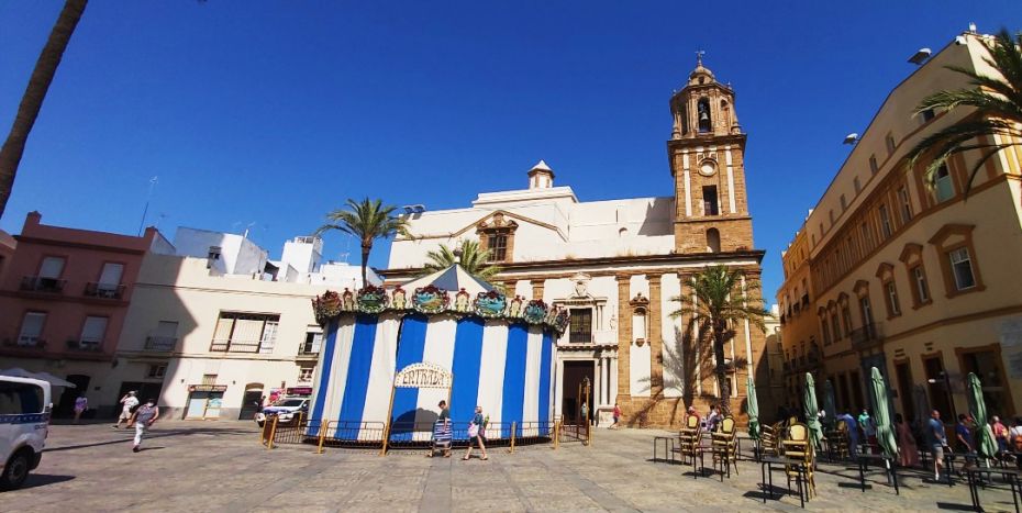 La iglesia de Santiago es otra atracción de Cádiz ubicada en la plaza de la Catedral