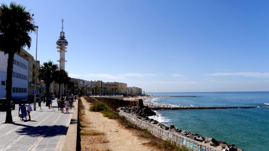 El "Pirulí" de Cádiz junto a la playa de Santa María del Mar - Monumentos de Cádiz