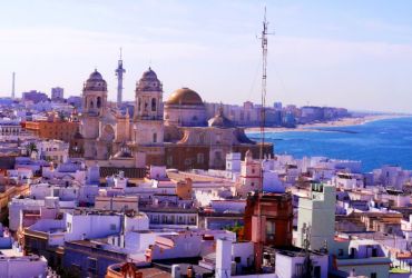 Vistas de la catedral y el centro de Cádiz desde la Torre Tavira