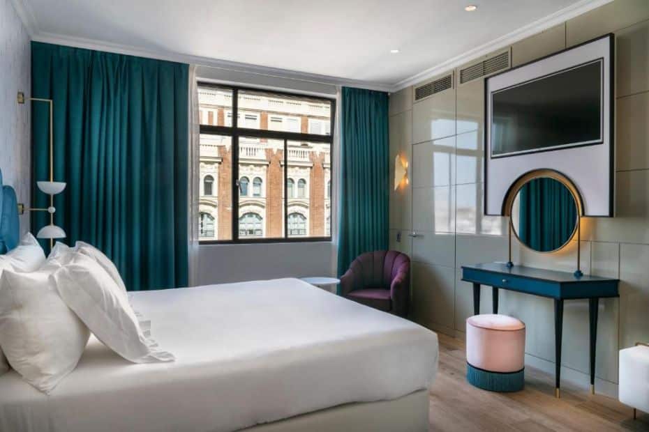 Room with views of the Gran Vía at the Vincci Capitol hotel in Madrid