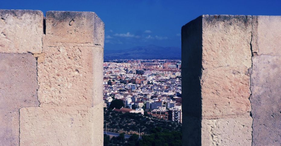 Vistas de Alicante entre las almenas del castillo