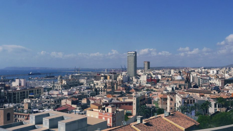 Vistas del centro de Alicante subiendo al castillo de Santa Bárbara por el barrio de Santa Cruz
